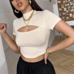Kadın Ekru Göğüs Dekolteli Yarım Kollu Cut Out Crop Top Bluz