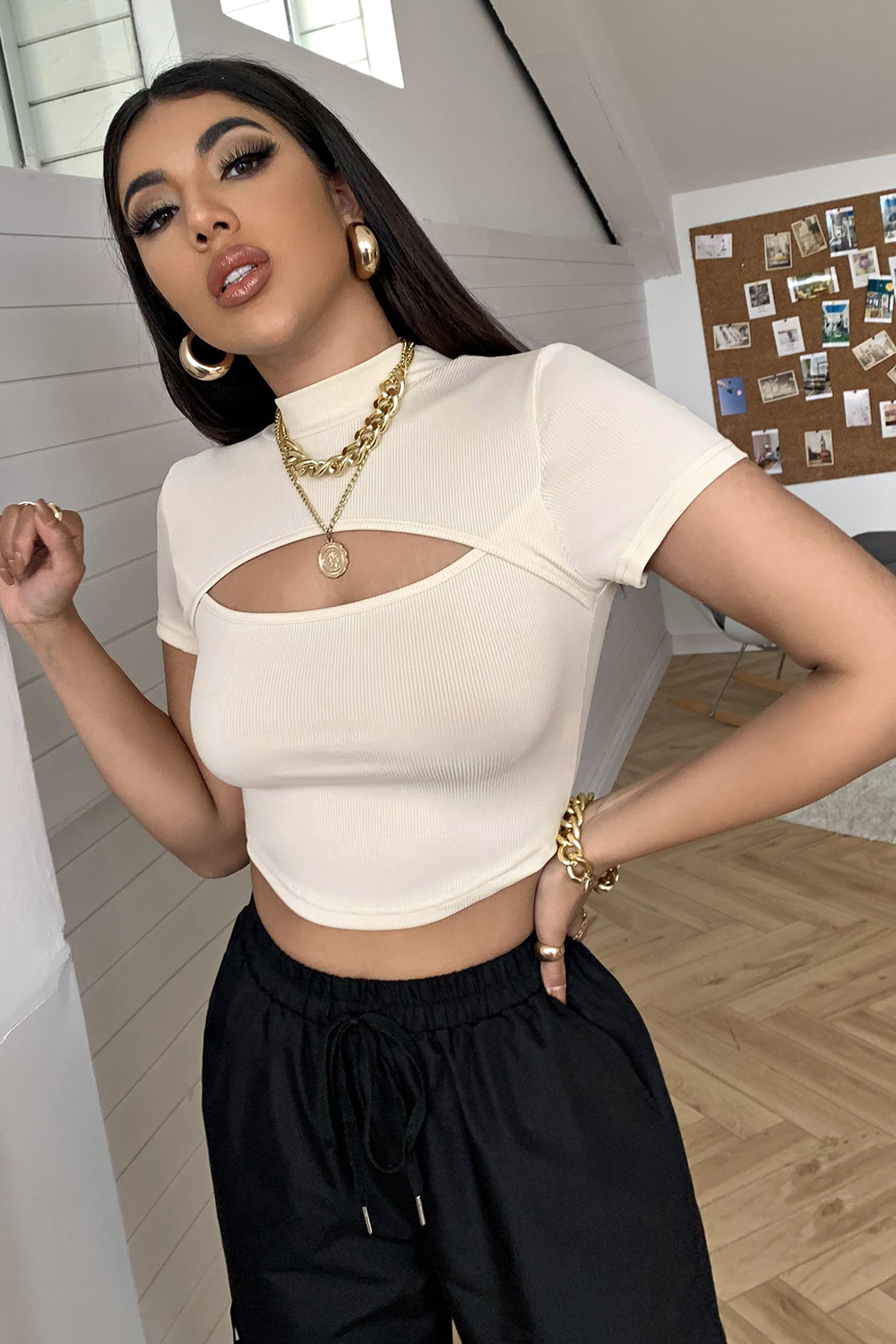 1-110 Kadın Ekru Göğüs Dekolteli Yarım Kollu Cut Out Crop Top Bluz - Görsel 1