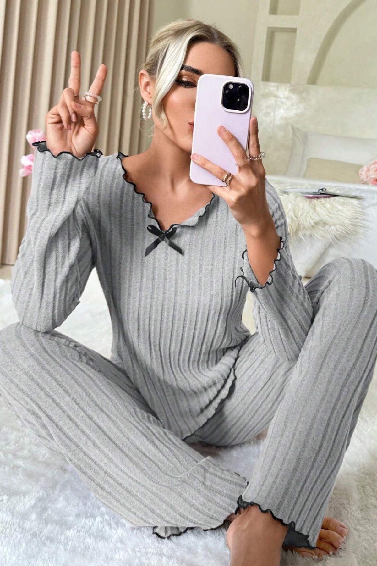 1-3 Kadın Gri Çizgili Uzun Kollu Fiyonk Detaylı Pijama Takımı Rahat Mevsimlik - Görsel 1