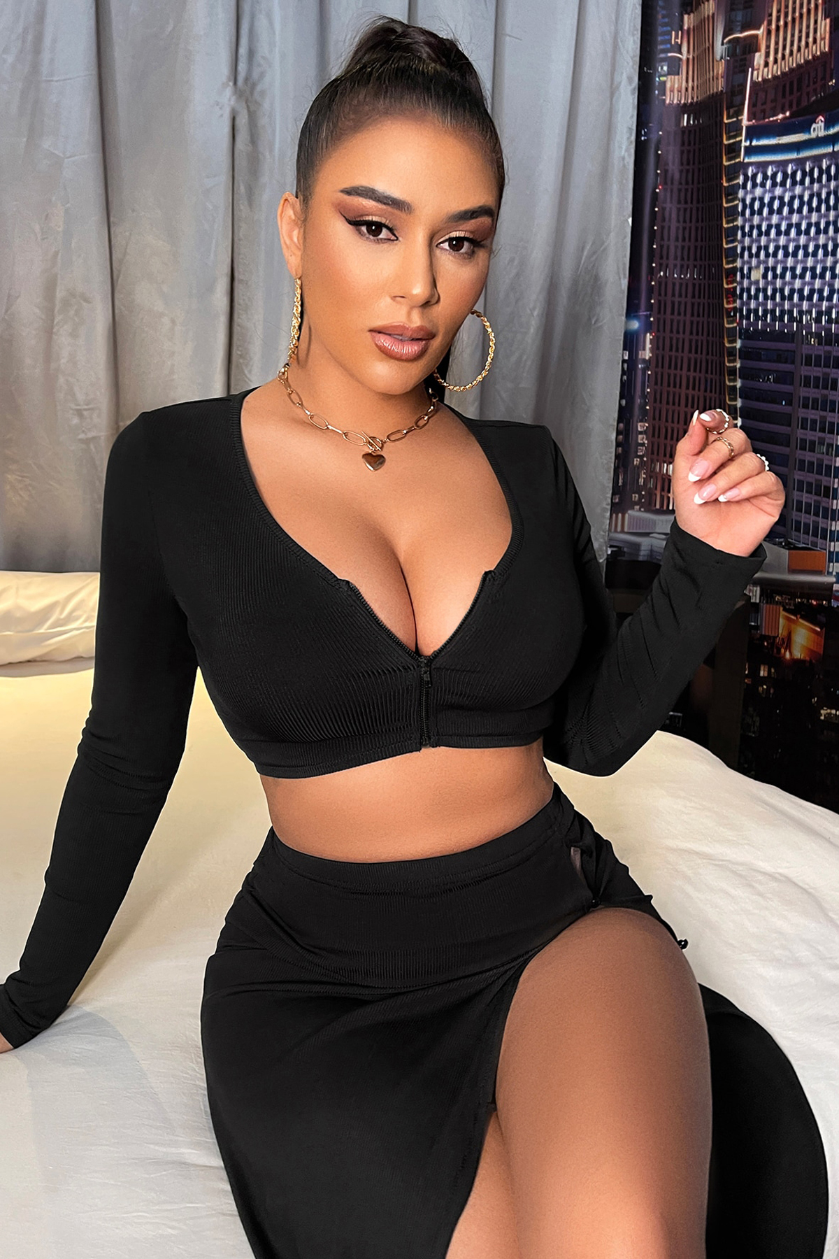 11-102 Kadın Siyah Uzun Kol Göğüs ve Göbek Dekolteli Fermuarlı Crop Top Bluz - Görsel 1