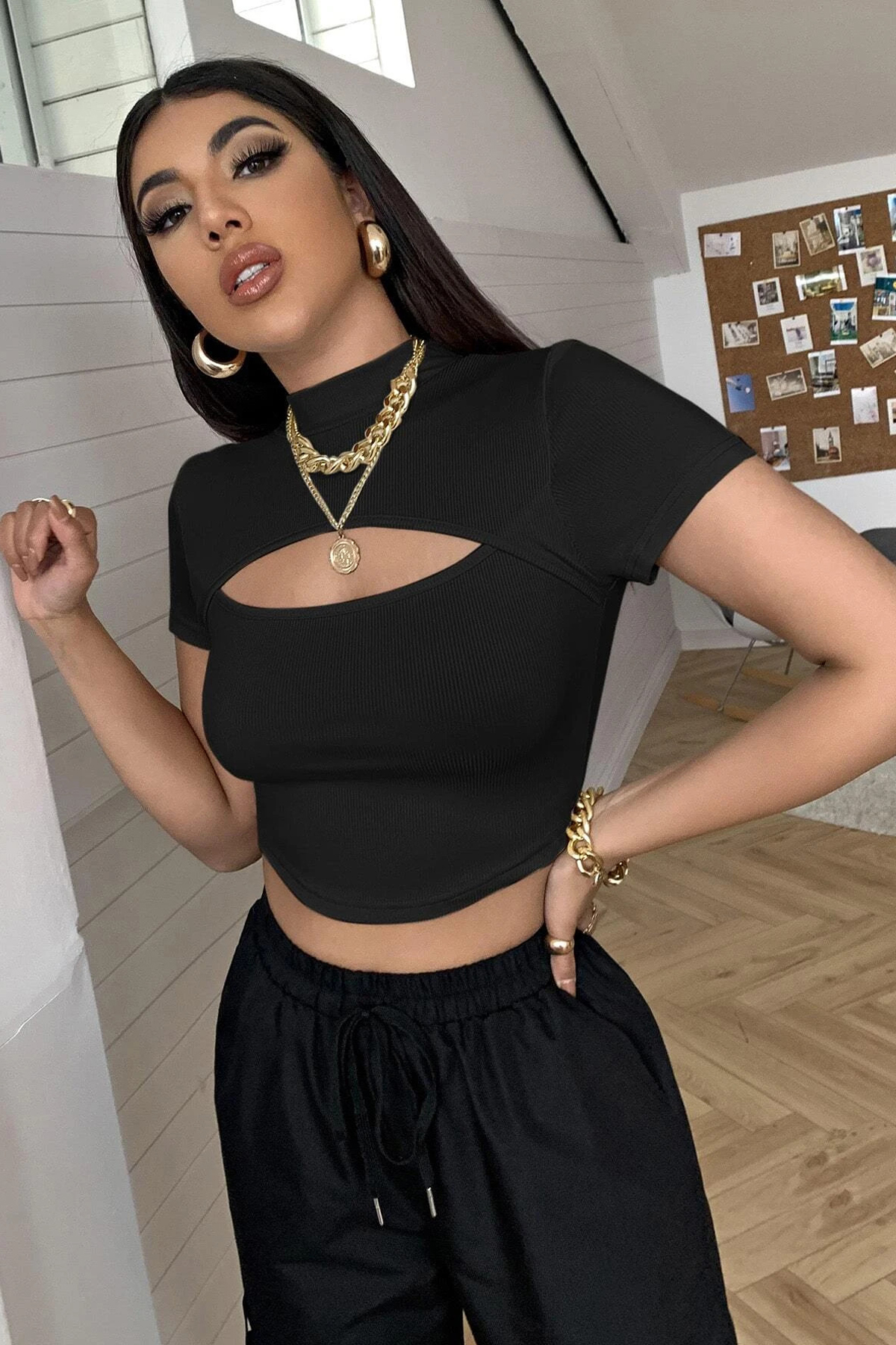 11-67 Kadın Siyah Göğüs Dekolteli Yarım Kollu Cut Out Crop Top Bluz - Görsel 1