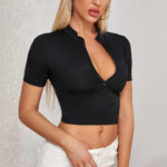 Kadın Siyah Yarım Fermuarlı ve Kısa Kollu Crop Top Bluz