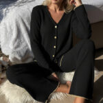 Premium Kadın Fitilli Pijama Takımı – Siyah Gold Biye Detaylı, Yumuşak Dokulu Ev Şıklığı