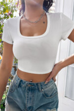 Kadın Beyaz Yarım Kol Düz Yaka Crop Top Bluz - Görsel 3