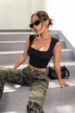 Kadın Siyah Kare Yaka Kalınlaşan Omuz Detaylı Crop Top Bluz - Görsel 3