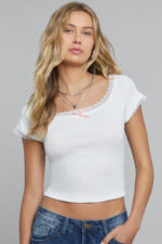 Kadın Beyaz Göğsü ve Kolları Dantelli Fiyonklu Kısa Kol Crop Top Bluz - Görsel 3