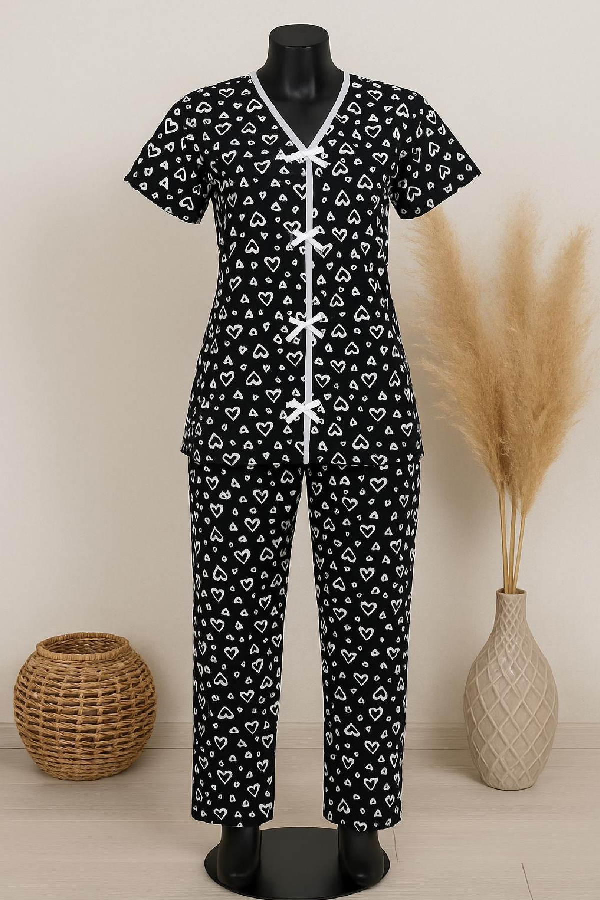 42-16 Kadın Siyah Beyaz Kalp Desenli Fiyonklu Kısa Kollu Pijama Takımı - Görsel 1