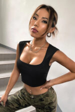 Kadın Siyah Kare Yaka Kalınlaşan Omuz Detaylı Crop Top Bluz - Görsel 5