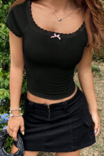 Kadın Siyah Göğsü ve Kolları Dantelli Fiyonklu Kısa Kol Crop Top Bluz - Görsel 5