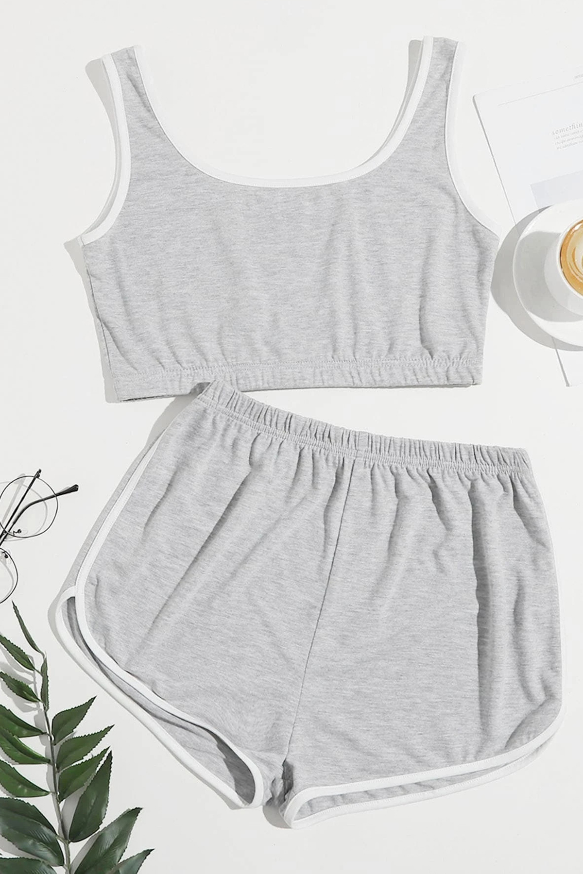 a23cd48b5392889f85a37e3c8c9d6e44 Kadın Gri Askılı Crop Top ve Şortlu Gecelik Takım - Görsel 1