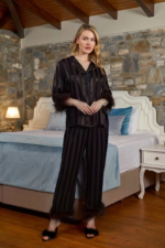 Siyah çizgili gömlek yaka pijama takımının manken üzerindeki ön görünümü