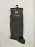 Gri füme soket çorap askılı etiketiyle asılı tek başına görünüm