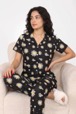 Siyah Papatya ve Kelebek Desenli Kısa Kollu Gömlek Yaka Milan Kumaş Kadın Pijama Takımı - Görsel 2