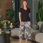Aqua siyah V yaka kısa kollu üst ve desenli kapri alt pijama takımı