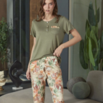 Haki kısa kollu üst ve yaprak desenli pantolonlu pijama takımı ön görünüm