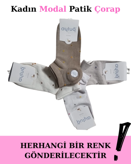 Farklı renk ve desenlerdeki patik çorapların üst üste sergilendiği toplu görünüm