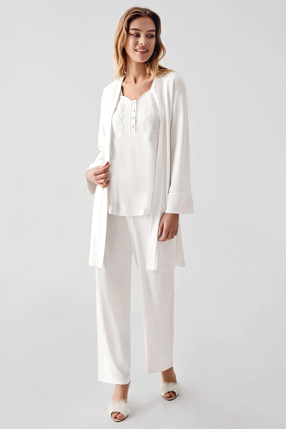 Ekru sabahlıklı pijama takımı ön görünüm, dantel detaylı üst ve kuşaklı sabahlık Ekru sabahlıklı pijama takımı ön görünüm, dantel detaylı üst ve kuşaklı sabahlık