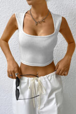 Beyaz kare yaka crop top bluzun gövde odaklı ön detayı