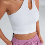 Beyaz crop top bluzun ön üst kısmı ve cut out detayı yakın çekim