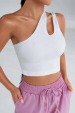 Beyaz crop top bluzun ön üst kısmı ve cut out detayı yakın çekim