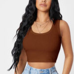 Kahverengi crop top bluzun göğüs ve kare yaka detayı