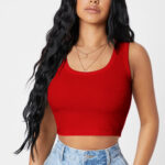 Kırmızı kare yaka crop top bluzun göğüs ve üst vücut görünümü