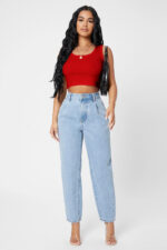 Kırmızı crop top bluz ve açık renk kot pantolon kombin görünümü