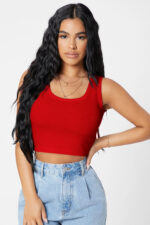 Kırmızı kare yaka crop top bluzun ön plan görünümü