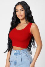 Kırmızı crop top bluzun kumaş dokusu ve kesim detayı