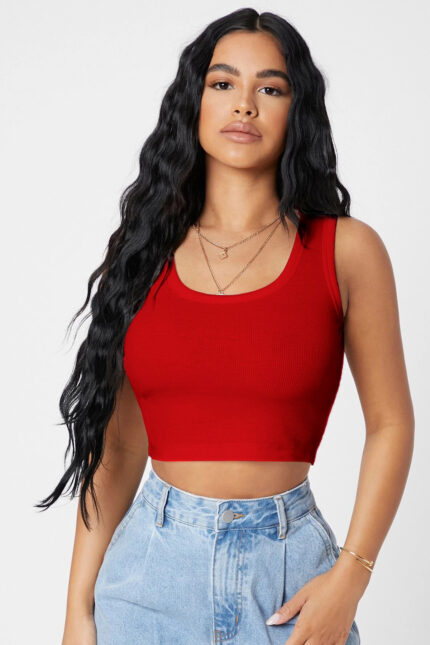 Kırmızı kare yaka crop top bluzun göğüs ve üst vücut görünümü