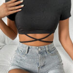 Manken üzerinde siyah crop top bluzun ön görünümü ve bel bağlama detayı