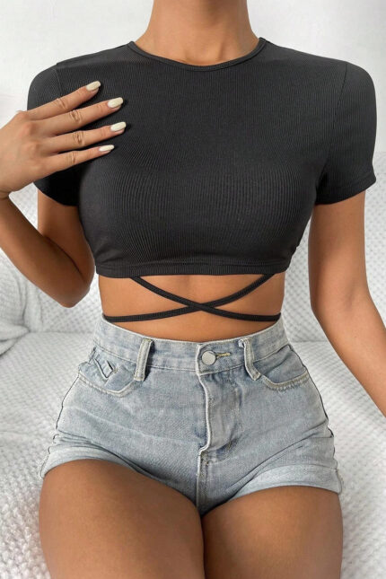 Manken üzerinde siyah crop top bluzun ön görünümü ve bel bağlama detayı