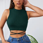 Yeşil çapraz bağlamalı crop top büstiyerin manken üzerinde önden görünümü