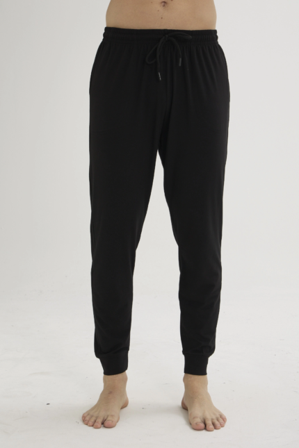 Manken üzerinde siyah erkek pijama altının önden görünümü
