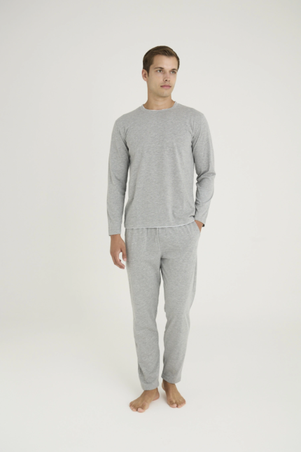 Gri melanj erkek pijama takımının manken üzerinde önden görünümü