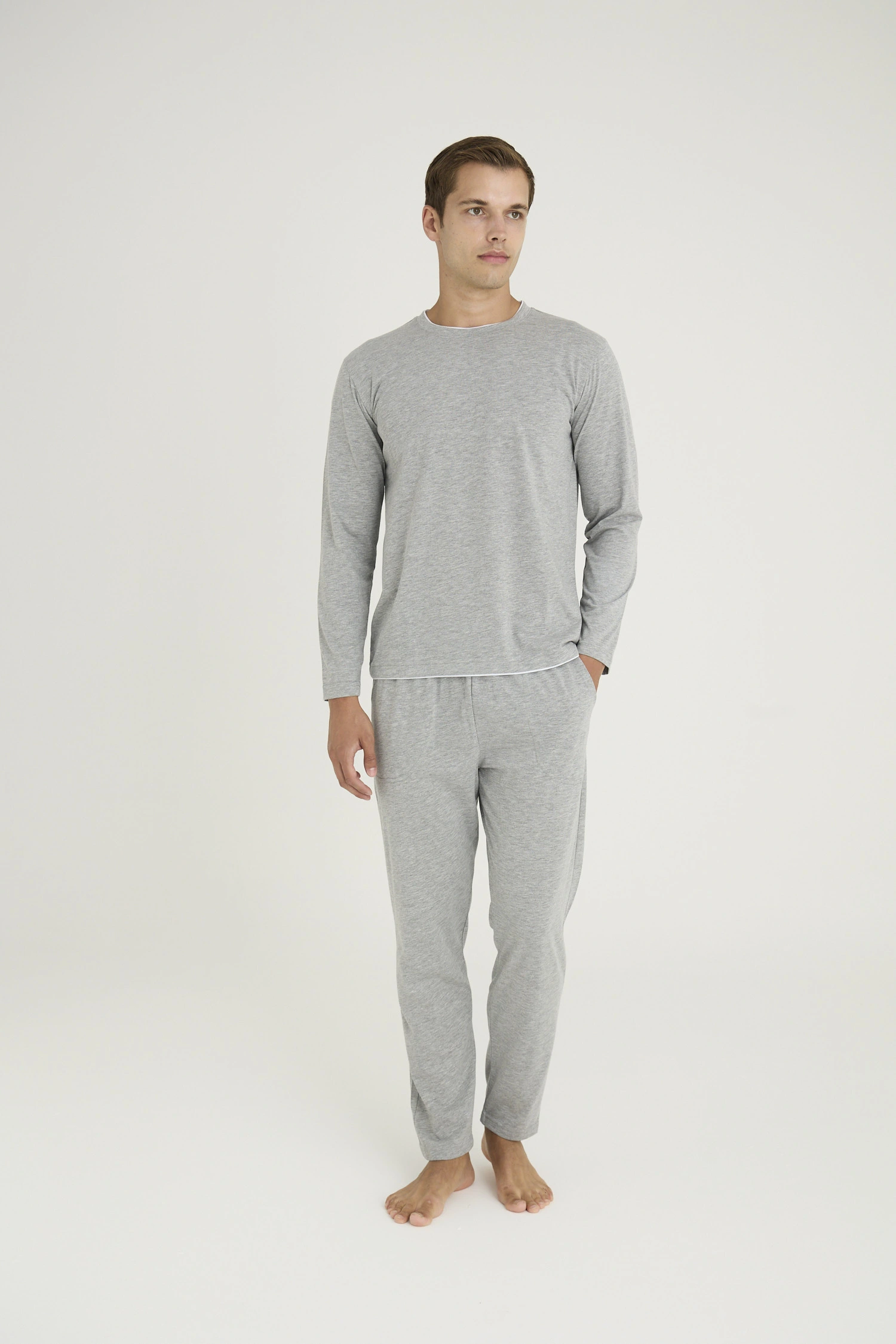 Gri melanj erkek pijama takımının manken üzerinde önden görünümü Gri melanj erkek pijama takımının manken üzerinde önden görünümü
