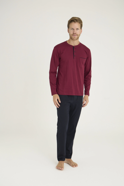 Manken üzerinde bordo üst ve lacivert alt erkek pijama takımı ön görünüm
