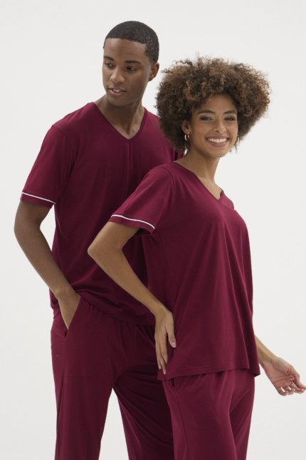 İki manken üzerinde mürdüm pijama takımı yan görünüm