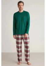 Erkek yeşil uzun kollu üst ve ekose alt pijama takımı tam boy ön görünüm
