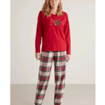 Kadın model üzerinde kırmızı uzun kollu üst ve ekoseli alt pijama takımı tam boy önden görünüm