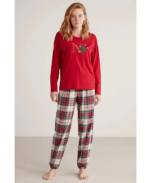 Kadın model üzerinde kırmızı uzun kollu üst ve ekoseli alt pijama takımı tam boy önden görünüm