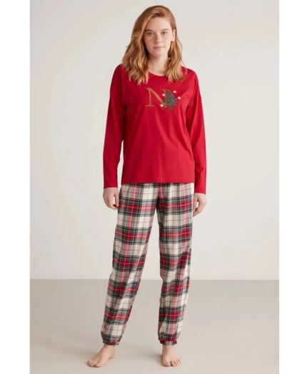 Kadın model üzerinde kırmızı uzun kollu üst ve ekoseli alt pijama takımı tam boy önden görünüm