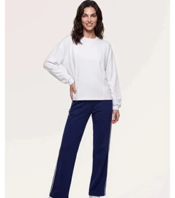 Ekru uzun kollu üst ve lacivert pantolonlu kadın pijama takımı ön görünüm