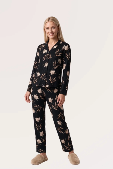 Uzun kollu gömlek yaka pijama takımı manken üzerinde ayakta